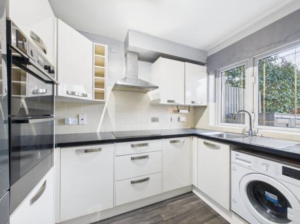 Aspen Gardens, Ashford, Surrey, TW15 photo 4