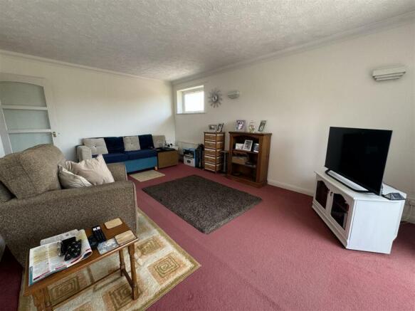LOUNGE DINING ROOM