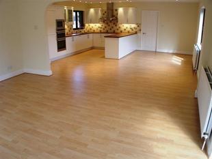 KITCHEN/DINING AREA