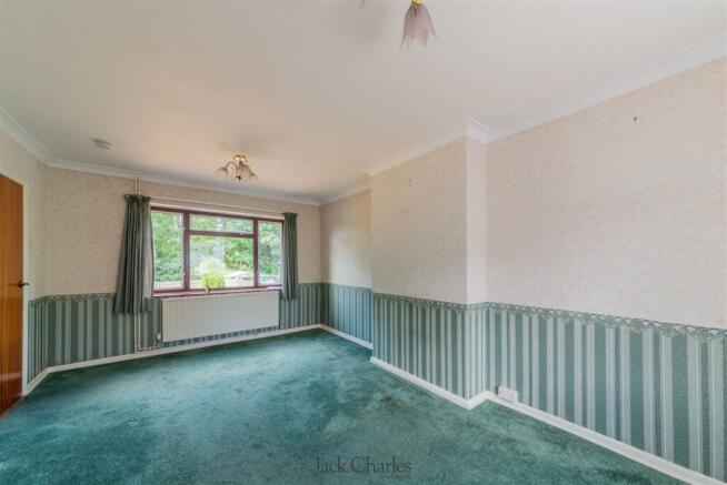 1. 29 Crundwell- Living Room_-3.jpg