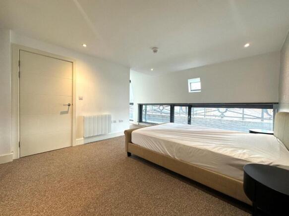 2 bed Penthouse to rent Image 8