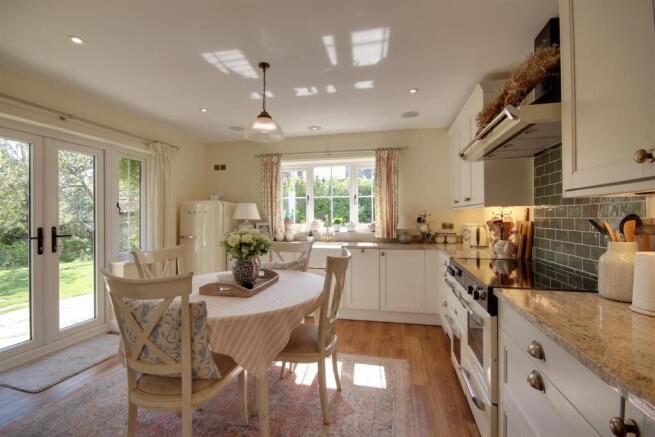 5 bed Detached for sale Image 10
