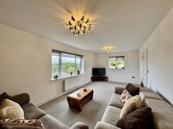 4 bed Detached for sale Image 7