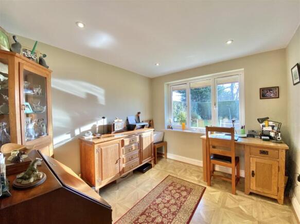 5 bed Detached for sale Image 11