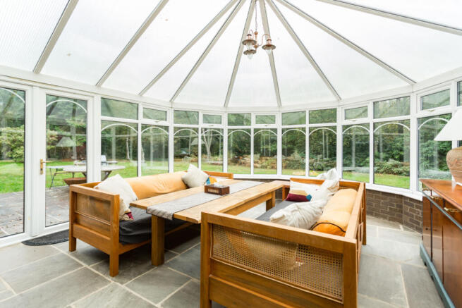 5 bed Bungalow for sale Image 4