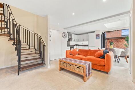 Claire Place, Canary Wharf, E14