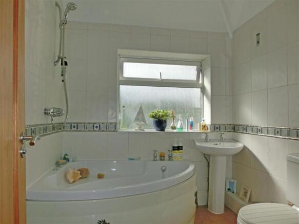 FAMILY BATHROOM