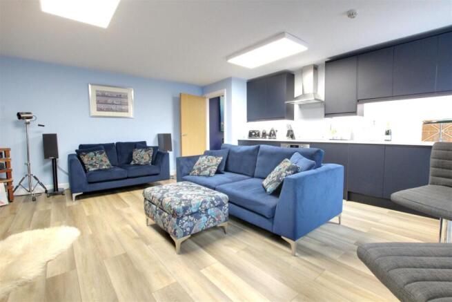 2 bed Flat for sale Image 4