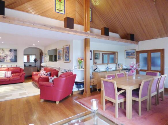 LOUNGE/DINING ROOM
