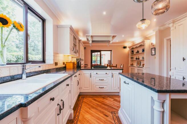6 bed Detached for sale Image 10
