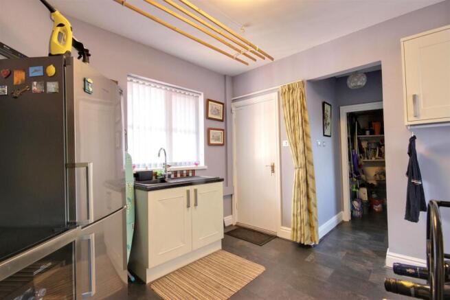 4 bed Detached Bungalow for sale Image 10