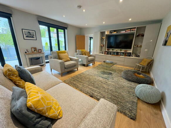 4 bed Detached for sale Image 8