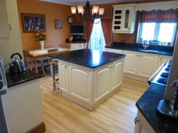 KITCHEN/BREAKFAST ROOM
