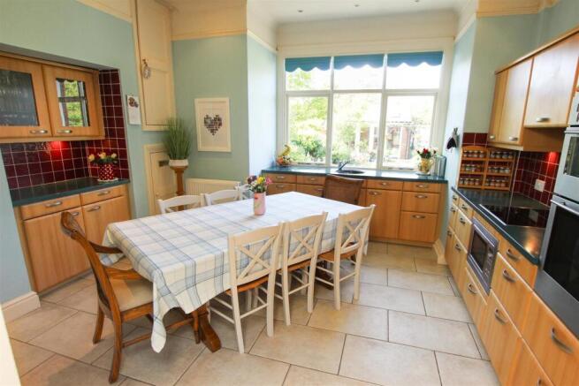4 bed Detached for sale Image 8