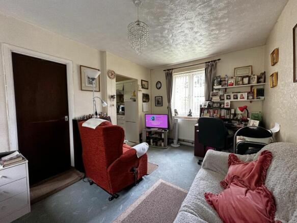 LOUNGE/BEDROOM