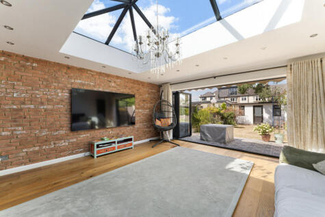 Eccleston Crescent, Romford, RM6