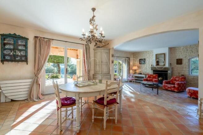 c4007-b2469547-r3144.jpg