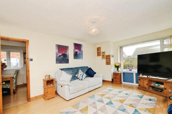 4 bed Semi-Detached Bungalow for sale Image 8
