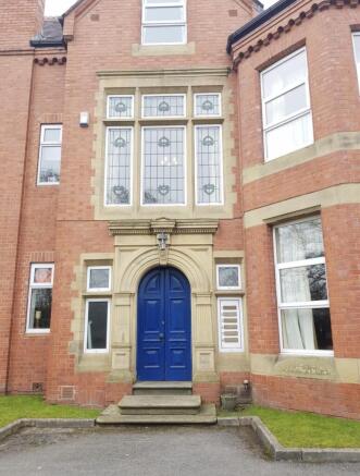 2 bed fully furnished apartment to rent Irlam Roa
