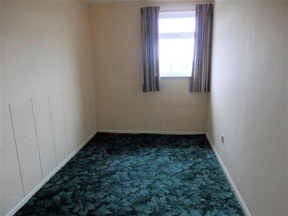 FRONT BEDROOM 2 :