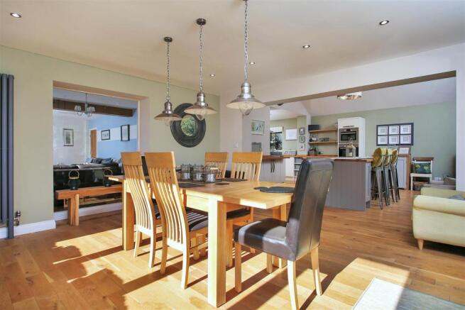 LIVING FAMILY KITCHEN