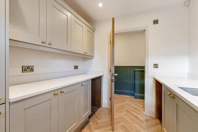 6 bed Detached for sale Image 4