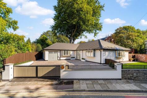 Dales Lane, Whitefield M45 | Renovated 3-Bed Detached Bungalow with Summer House