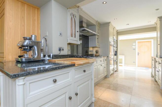 5 bed Detached for sale Image 12