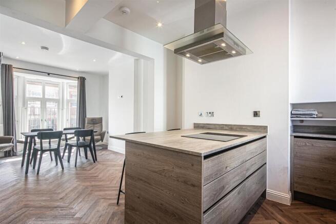 4 bed Flat for sale Image 5