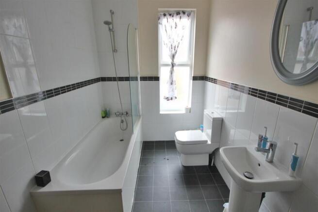 2 bed Terraced to rent Image 4