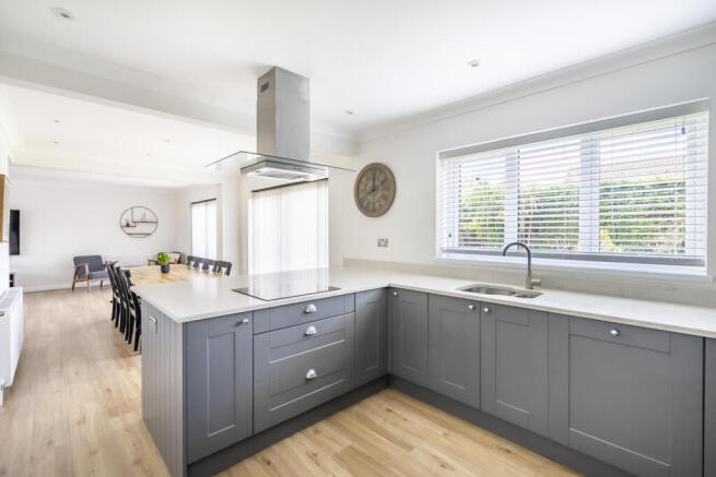 4 bed Detached for sale Image 9
