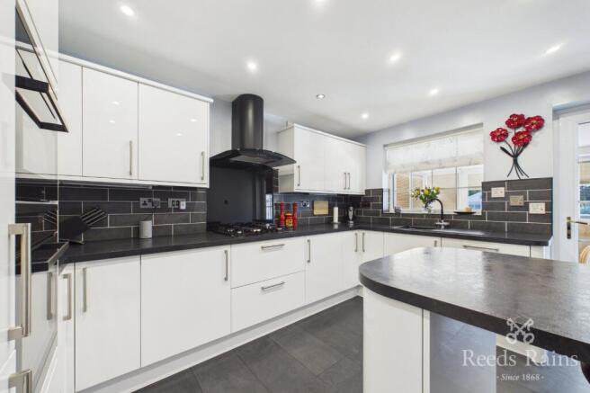 4 bed Detached for sale Image 8
