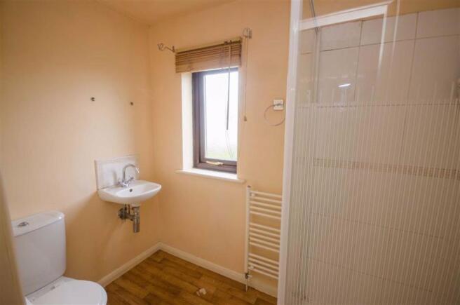 EN-SUITE SHOWER ROOM