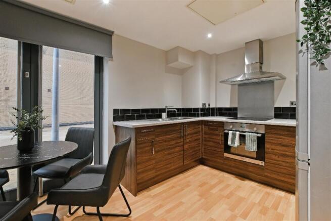 2 bed Apartment to rent Image 8