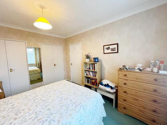 Bedroom 1 pic 3.jpg