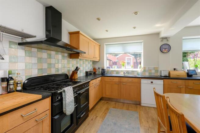 4 bed Semi-Detached for sale Image 6