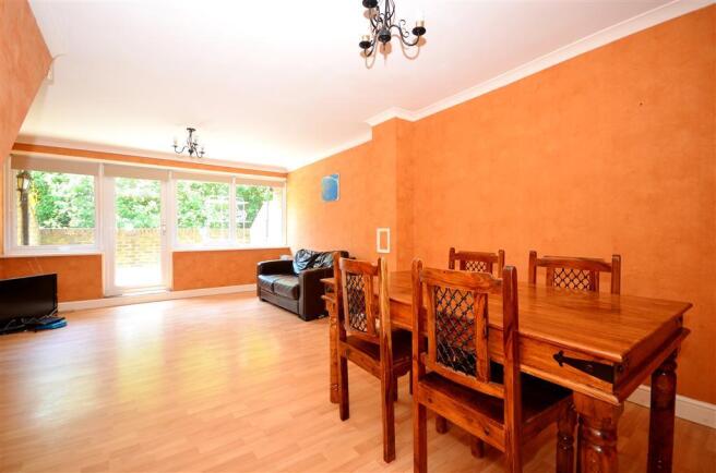 Lounge/Dining Area