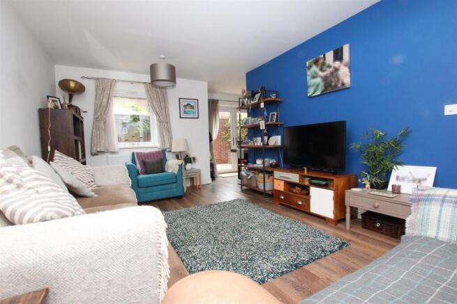 Living Room_a.JPG