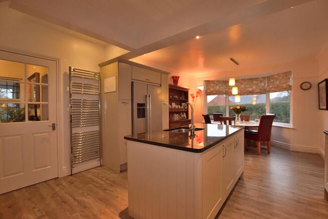 4 bed Semi-Detached for sale Image 8