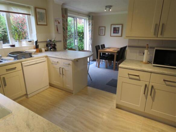 KITCHEN/DINING ROOM