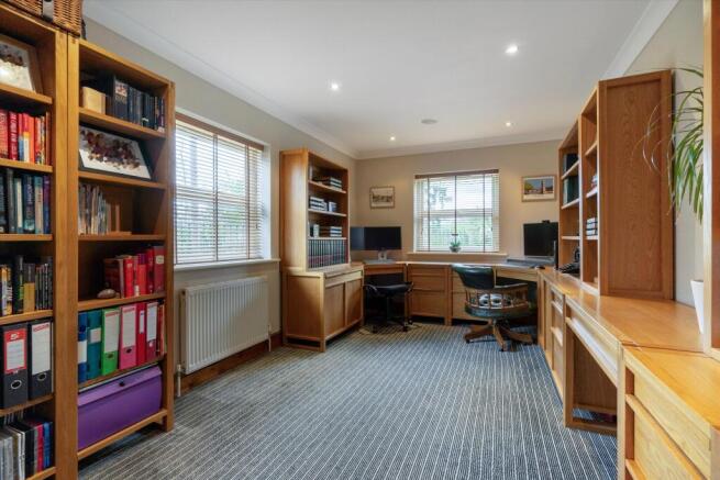 5 bed Detached for sale Image 11