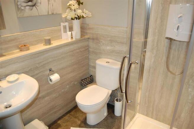 EN-SUITE 3-PIECE SHOWER ROOM