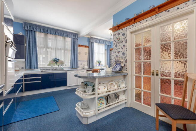5 bed Detached for sale Image 6