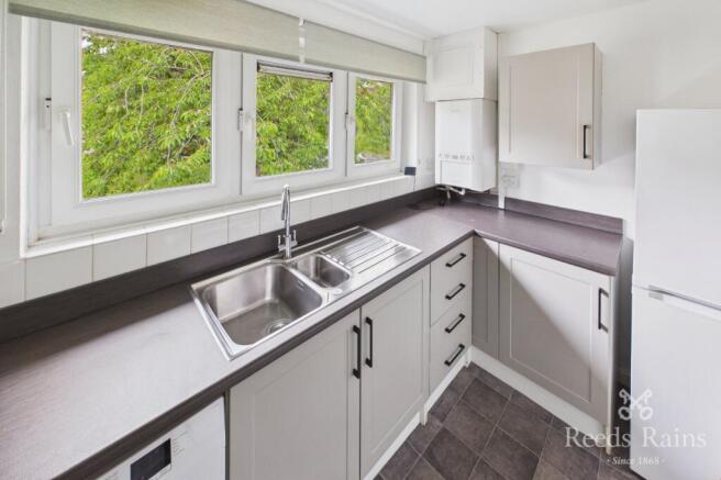 3 bed Apartment to rent Image 2