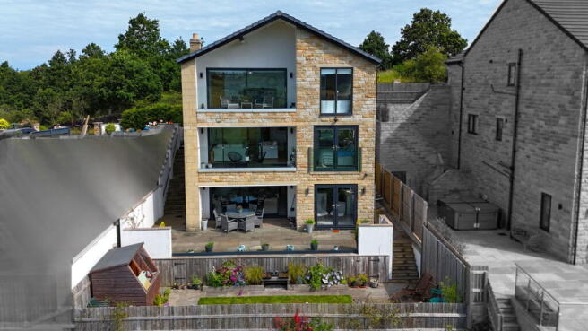 5 bed Detached for sale Image 7