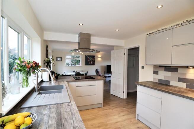 L-Shaped Open Plan Living Kitchen