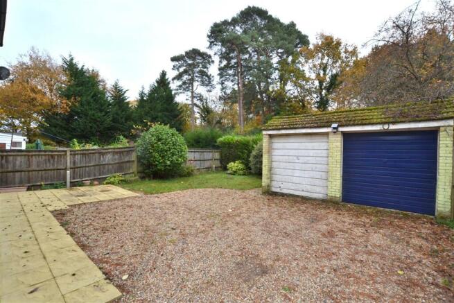 Rear Garden, Garage.JPG