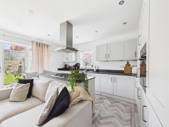 Open plan kitchen/dining/living: