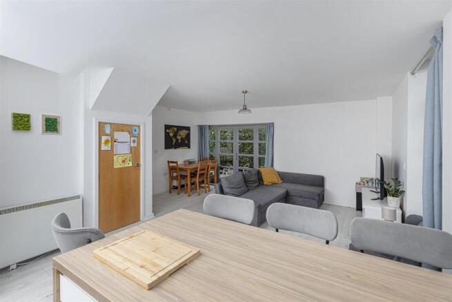 2 bed Apartment for sale Image 4