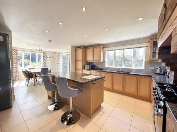 KITCHEN/DINING ROOM